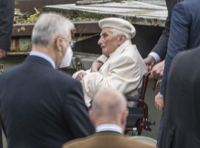 El papa emérito Benedicto XVI llega en silla de ruedas a visitar la tumba de sus padres y su hermana en el cementerio cerca de Regensburg
