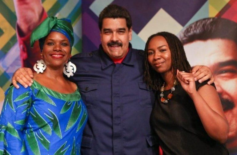 Opal Tometi, cofundadora de Black Lives Matter, vestida de negro aparece abrazada con el dictador Nicolás Maduro. Tometi participó como observadora electoral en Venezuela en las elecciones de 2015.