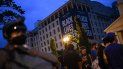 Una bandera gigante de Black Lives Matter descansa sobre un edificio en Washington mientras los manifestantes protestan en la plaza Lafayette, frente a la Casa Blanca, el 22 de junio de 2020. Una bandera gigante de Black Lives Matter descansa sobre un edificio en Washington mientras los manifestantes protestan en la plaza Lafayette, frente a la Casa Blanca, el 22 de junio de 2020.