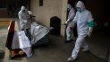 Trabajadores con equipos de protección colocan el cuerpo de una víctima de COVID-19 en un ataúd el martes 23 de junio de 2020, en la Ciudad de México. Trabajadores con equipos de protección colocan el cuerpo de una víctima de COVID-19 en un ataúd el martes 23 de junio de 2020, en la Ciudad de México.