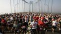 En esta foto del 6 de noviembre de 2005, los corredores avanzan en el puente Verrazano al inicio de la edición 36 del maratón de Nueva York. En esta foto del 6 de noviembre de 2005, los corredores avanzan en el puente Verrazano al inicio de la edición 36 del maratón de Nueva York.