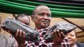 Saniniu Kuryan Laizer, un minero de 52 años, posa con dos de las piedras de Tanzanita más grandes halladas en su país. El descubrimiento, que lo convirtió en millonario, se produjo en Manyara, en el norte de Tanzania, el 24 de junio de 2020. Saniniu Kuryan Laizer, un minero de 52 años, posa con dos de las piedras de Tanzanita más grandes halladas en su país. El descubrimiento, que lo convirtió en millonario, se produjo en Manyara, en el norte de Tanzania, el 24 de junio de 2020.