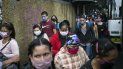 Múltiples transeúntes se desplazan por una acera el 1 de junio del 2020 en medio de la pandemia del coronavirus, en Caracas, Venezuela. Múltiples transeúntes se desplazan por una acera el 1 de junio del 2020 en medio de la pandemia del coronavirus, en Caracas, Venezuela.