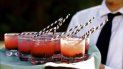 Imagen referencial de un mesero con unos tragos durante una celebración. Imagen referencial de un mesero con unos tragos durante una celebración.
