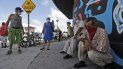 Unas personas portan mascarillas para evitar la propagación del nuevo coronavirus en Miami, el viernes 26 de junio de 2020. Unas personas portan mascarillas para evitar la propagación del nuevo coronavirus en Miami, el viernes 26 de junio de 2020.