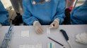 Un trabajador de la salud realiza pruebas rápidas de coronavirus en el mercado de alimentos de Coche en Caracas, Venezuela, el martes 23 de junio de 2020. Un trabajador de la salud realiza pruebas rápidas de coronavirus en el mercado de alimentos de Coche en Caracas, Venezuela, el martes 23 de junio de 2020.