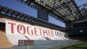 Una pancarte gigantes es desplegada durante el partido entre el Milan y la Roma por la Serie A de Italia en el estadio San Siro de Milán, el domingo 28 de junio de 2020. Una pancarte gigantes es desplegada durante el partido entre el Milan y la Roma por la Serie A de Italia en el estadio San Siro de Milán, el domingo 28 de junio de 2020.