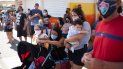 Las personas hacen fila para hacerse la prueba en la estación de pruebas de coronavirus durante un examen masivo de personas en Río de Janeiro. Las personas hacen fila para hacerse la prueba en la estación de pruebas de coronavirus durante un examen masivo de personas en Río de Janeiro.