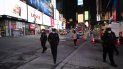 Agentes policiales patrullan a pie el área de Times Square en Nueva York el 29 de abril de 2020, durante la pandemia del coronavirus. Agentes policiales patrullan a pie el área de Times Square en Nueva York el 29 de abril de 2020, durante la pandemia del coronavirus.