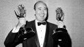 En esta foto de archivo del 26 de mayo de 1963, Carl Reiner muestra dos estatuillas de Emmy que se le presentaron como mejor escritor de comedia para el Dick Van Dyke Show, durante la presentación anual de los Premios Emmy en Los Angeles. En esta foto de archivo del 26 de mayo de 1963, Carl Reiner muestra dos estatuillas de Emmy que se le presentaron como mejor escritor de comedia para el Dick Van Dyke Show, durante la presentación anual de los Premios Emmy en Los Angeles.