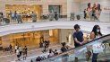 En esta foto del lunes, 29 de junio del 2020, personas visitan el centro comercial Garden State Plaza en Paramus, Nueva Jersey. La confianza del consumidor estadounidense subió en junio, reflejando la reapertura parcial del país, pero existe la preocupación de que el incremento de casos de coronavirus en muchos estados ponga en peligro futuras ganancias. En esta foto del lunes, 29 de junio del 2020, personas visitan el centro comercial Garden State Plaza en Paramus, Nueva Jersey. La confianza del consumidor estadounidense subió en junio, reflejando la reapertura parcial del país, pero existe la preocupación de que el incremento de casos de coronavirus en muchos estados ponga en peligro futuras ganancias.