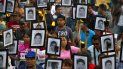 En esta foto del 26 de abril de 2016, familiares y activistas de 43 estudiantes normalistas desaparecidos en el estado de Guerrero portan sus retratos para exigir que no se cierre el caso en Ciudad de México. El fiscal general Alejandro Gertz Manero dijo el martes 30 de junio de 2020 que ha pedido 46 órdenes de arresto para funcionarios municipales en relación con el caso. En esta foto del 26 de abril de 2016, familiares y activistas de 43 estudiantes normalistas desaparecidos en el estado de Guerrero portan sus retratos para exigir que no se cierre el caso en Ciudad de México. El fiscal general Alejandro Gertz Manero dijo el martes 30 de junio de 2020 que ha pedido 46 órdenes de arresto para funcionarios municipales en relación con el caso.
