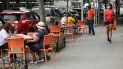 Gente come en las mesas de acera del restaurante Juniors, Nueva York, 30 de junio de 2020. El alcalde Bill de Blasio dijo el miércoles 1 de julio de 2020 que se demora la reapertura de los recintos interiores de los restaurantes para prevenir un nuevo foco de contagio del coronavirus. Gente come en las mesas de acera del restaurante Juniors, Nueva York, 30 de junio de 2020. El alcalde Bill de Blasio dijo el miércoles 1 de julio de 2020 que se demora la reapertura de los recintos interiores de los restaurantes para prevenir un nuevo foco de contagio del coronavirus.