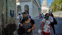 Un grupo de personas caminan a lo largo de una calle en La Habana. Un grupo de personas caminan a lo largo de una calle en La Habana.