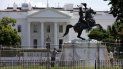 La base de la estatua del expresidente Andrew Jackson es lavada el miércoles 24 de junio de 2020 en el interior del Parque Lafayette, nuevamente cerrado, en Washington. La base de la estatua del expresidente Andrew Jackson es lavada el miércoles 24 de junio de 2020 en el interior del Parque Lafayette, nuevamente cerrado, en Washington.