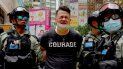 La policía detiene a un manifestante tras rociarle espray de pimienta durante una protesta en Causeway Bay antes de una marcha anual en Hong Kong, el 1 de julio de 2020. La policía detiene a un manifestante tras rociarle espray de pimienta durante una protesta en Causeway Bay antes de una marcha anual en Hong Kong, el 1 de julio de 2020.