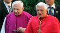 En esta foto de archivo del 13 de septiembre de 2006, el papa Benedicto XVI, derecha, camina junto a su hermano mayor, el sacerdote Georg Ratzinger. El padre Georg Ratzinger, conocido como director de un célebre coro de niños, murió el 1 de julio de 2020 a los 96 años En esta foto de archivo del 13 de septiembre de 2006, el papa Benedicto XVI, derecha, camina junto a su hermano mayor, el sacerdote Georg Ratzinger. El padre Georg Ratzinger, conocido como director de un célebre coro de niños, murió el 1 de julio de 2020 a los 96 años