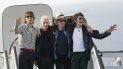 En esta imagen de archivo del 24 de marzo de 2016, los miembros de los The Rolling Stones, Mick Jagger, Charlie Watts, Keith Richards y Ron Wood posan para fotos ante su avión en el aeropuerto José Martí de La Habana, Cuba. En esta imagen de archivo del 24 de marzo de 2016, los miembros de los The Rolling Stones, Mick Jagger, Charlie Watts, Keith Richards y Ron Wood posan para fotos ante su avión en el aeropuerto José Martí de La Habana, Cuba.