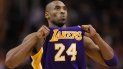 En esta foto de archivo tomada el 19 de febrero de 2012, Kobe Bryant, de Los Angeles Lakers, ajusta su camiseta durante el partido de la NBA contra los Phoenix Suns en el US Airways Center en Phoenix, Arizona. En esta foto de archivo tomada el 19 de febrero de 2012, Kobe Bryant, de Los Angeles Lakers, ajusta su camiseta durante el partido de la NBA contra los Phoenix Suns en el US Airways Center en Phoenix, Arizona.
