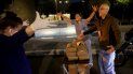 La propietaria del Nightbird Restaurant Kim Alter (izq) abraza a la distancia a la enfermera Sydney Gressel y al técnico del Hospital de Niños Benioff de San Francisco, tras llevarles comida el 27 de marzo del 2020, en plena pandemia del coronavirus. Estudios indican que los gestos de generosidad hacen sentir bien a la gente y son parte de la naturaleza humana. La propietaria del Nightbird Restaurant Kim Alter (izq) abraza a la distancia a la enfermera Sydney Gressel y al técnico del Hospital de Niños Benioff de San Francisco, tras llevarles comida el 27 de marzo del 2020, en plena pandemia del coronavirus. Estudios indican que los gestos de generosidad hacen sentir bien a la gente y son parte de la naturaleza humana.