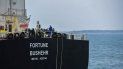 En esta foto tomada el 25 de mayo de 2020, el petrolero de bandera iraní Fortune atraca en la refinería El Palito después de su llegada a Puerto Cabello en el estado norteño de Carabobo, Venezuela. El Departamento de Justicia de los Estados Unidos emitió una orden de arresto el 2 de julio de 2020 para confiscar las cargas de cuatro petroleros que transportan petróleo iraní a Venezuela, vinculando los envíos a la Guardia Revolucionaria de Irán, designada por Washington como un grupo terrorista. En esta foto tomada el 25 de mayo de 2020, el petrolero de bandera iraní Fortune atraca en la refinería El Palito después de su llegada a Puerto Cabello en el estado norteño de Carabobo, Venezuela. El Departamento de Justicia de los Estados Unidos emitió una orden de arresto el 2 de julio de 2020 para confiscar las cargas de cuatro petroleros que transportan petróleo iraní a Venezuela, vinculando los envíos a la Guardia Revolucionaria de Irán, designada por Washington como un grupo terrorista.