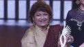 En esta foto de archivo del 19 de septiembre de 2019, el coreógrafo indio Saroj Khan recibe un premio especial durante la 20 ceremonia de entrega de premios de la Academia Internacional de Cine Indio (IIFA) en Mumbai, India. En esta foto de archivo del 19 de septiembre de 2019, el coreógrafo indio Saroj Khan recibe un premio especial durante la 20 ceremonia de entrega de premios de la Academia Internacional de Cine Indio (IIFA) en Mumbai, India.