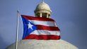 En esta imagen del 29 de julio de 2015, una bandera de Puerto Rico ondea frente al Capitolio de la isla, en San Juan. En esta imagen del 29 de julio de 2015, una bandera de Puerto Rico ondea frente al Capitolio de la isla, en San Juan.