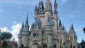 Castillo de la Cenicienta, ubicado en Fantasyland, en el Magic Kingdom, uno de los cuatro parques de Walt Disney World. Castillo de la Cenicienta, ubicado en Fantasyland, en el Magic Kingdom, uno de los cuatro parques de Walt Disney World.