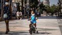 Una mujer acompaña a un niño en bicicleta, ambos con mascarillas protectoras como medida de precaución en medio de la propagación del nuevo coronavirus, en La Habana, Cuba, el viernes 3 de julio de 2020. Una mujer acompaña a un niño en bicicleta, ambos con mascarillas protectoras como medida de precaución en medio de la propagación del nuevo coronavirus, en La Habana, Cuba, el viernes 3 de julio de 2020.
