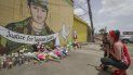 Dawn Gomez sostiene a su nieta Saryia Greer, de 3 años, quien observa un mural en honor de la soldado asesinada Vanessa Guillén, obra de Alejandro Donkeeboy Roman Jr. , a un costado de la Taquería del Sol, el jueves 2 de julio de 2020, en Houston. Dawn Gomez sostiene a su nieta Saryia Greer, de 3 años, quien observa un mural en honor de la soldado asesinada Vanessa Guillén, obra de Alejandro Donkeeboy Roman Jr. , a un costado de la Taquería del Sol, el jueves 2 de julio de 2020, en Houston.