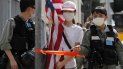 Policías antimotines dan el alto a una manifestante con una bandera estadounidense durante una protesta ante el consulado estadounidense en Hong Kong, el sábado 4 de julio de 2020 por el Día de la Independencia de Estados Unidos. Policías antimotines dan el alto a una manifestante con una bandera estadounidense durante una protesta ante el consulado estadounidense en Hong Kong, el sábado 4 de julio de 2020 por el Día de la Independencia de Estados Unidos.