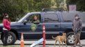 Un policía y dos personas observan los daños causados en el Parque Golden Gate de San Francisco a las estatuas de fray Junípero Serra, el difunto presidente Ulysses S. Grant y el autor de la letra del himno nacional, Francis Scott Key. Un policía y dos personas observan los daños causados en el Parque Golden Gate de San Francisco a las estatuas de fray Junípero Serra, el difunto presidente Ulysses S. Grant y el autor de la letra del himno nacional, Francis Scott Key.