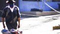Un hombre empuja una carretilla mientras al fondo se observa el cadáver de un hombre envuelto en una bolsa de plástico en una calle de Cochabamba, Bolivia, el domingo 5 de julio de 2020. Un hombre empuja una carretilla mientras al fondo se observa el cadáver de un hombre envuelto en una bolsa de plástico en una calle de Cochabamba, Bolivia, el domingo 5 de julio de 2020.