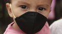 Gael Gómez, de un año, usa una mascarilla para protegerse del nuevo coronavirus mientras su madre lo sostiene para pedir comida en la Carretera de Oro en Ilopango, El Salvador, el martes 19 de mayo de 2020. Gael Gómez, de un año, usa una mascarilla para protegerse del nuevo coronavirus mientras su madre lo sostiene para pedir comida en la Carretera de Oro en Ilopango, El Salvador, el martes 19 de mayo de 2020.