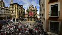 Habitantes de Pamplona, vistiendo prendas blancas y el tradicional pañuelo rojo, se reúnen en una plaza del centro de la ciudad donde se realizaría el chupinazo que marca el inicio de la famosa fiesta de San Fermín, que este año fue cancelada por la pandemia del coronavirus, en Pamplona, España, el lunes 6 de julio de 2020. Habitantes de Pamplona, vistiendo prendas blancas y el tradicional pañuelo rojo, se reúnen en una plaza del centro de la ciudad donde se realizaría el chupinazo que marca el inicio de la famosa fiesta de San Fermín, que este año fue cancelada por la pandemia del coronavirus, en Pamplona, España, el lunes 6 de julio de 2020.