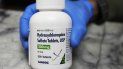 Fotografía de archivo del 6 de abril de 2020 de un frasco con tabletas de hicroxicloroquina en Oakland, California, mientras lo muestra un empleado farmacéutico. Fotografía de archivo del 6 de abril de 2020 de un frasco con tabletas de hicroxicloroquina en Oakland, California, mientras lo muestra un empleado farmacéutico.