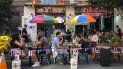 Comensales almuerzan en la acera en Nueva York, 26 de junio de 2020. Comensales almuerzan en la acera en Nueva York, 26 de junio de 2020.