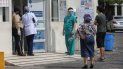 Un trabajador médico usa una máscara y un protector facial en la entrada del hospital SERMESA en Managua, Nicaragua. Si bien la Organización Panamericana de la Salud insta a Nicaragua a tomar medidas más agresivas contra la pandemia de coronavirus y los países vecinos observan con cautela su brote, el régimen de Daniel Ortega parece más centrado en ocultar el virus que en tratarlo. Un trabajador médico usa una máscara y un protector facial en la entrada del hospital SERMESA en Managua, Nicaragua. Si bien la Organización Panamericana de la Salud insta a Nicaragua a tomar medidas más agresivas contra la pandemia de coronavirus y los países vecinos observan con cautela su brote, el régimen de Daniel Ortega parece más centrado en ocultar el virus que en tratarlo.