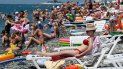 Personas disfrutan la playa en el centro turístico Sochi, en el mar Negro, en Rusia el domingo 5 de julio de 2020. Personas disfrutan la playa en el centro turístico Sochi, en el mar Negro, en Rusia el domingo 5 de julio de 2020.