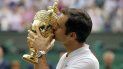 En esta foto del 6 de julio de 2017, Roger Federer besa el trofeo de campeón de Wimbledon tras derrotar a Marin Cilic en la final. En esta foto del 6 de julio de 2017, Roger Federer besa el trofeo de campeón de Wimbledon tras derrotar a Marin Cilic en la final.