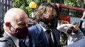 Johnny Depp, segundo de izquierda, con mascarilla, llega al tribunal en Londres, martes siete de julio de 2020. Johnny Depp, segundo de izquierda, con mascarilla, llega al tribunal en Londres, martes siete de julio de 2020.