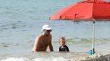 Padre e hijo disfrutan del mar en Miami Beach. Padre e hijo disfrutan del mar en Miami Beach.