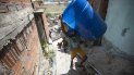 Un niño sube unas escaleras cargado con dos recipientes vacíos que llenará con el agua suministrada por un camión cisterna del gobierno, en el vecindario de Petare, en Caracas, Venezuela, el 15 de junio de 2020. El colapso económico de Venezuela ha dejado a la mayoría de los hogares sin un suministro de agua corriente confiable. Un niño sube unas escaleras cargado con dos recipientes vacíos que llenará con el agua suministrada por un camión cisterna del gobierno, en el vecindario de Petare, en Caracas, Venezuela, el 15 de junio de 2020. El colapso económico de Venezuela ha dejado a la mayoría de los hogares sin un suministro de agua corriente confiable.