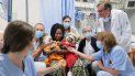 Fotografía de las siamesas Ervina y Prefina junto a su madre y parte del equipo médico del hospital Bambino Gesù, en Italia, publicada el 7 de julio de 2020 en la cuenta oficial de Twitter de la institución médica. Fotografía de las siamesas Ervina y Prefina junto a su madre y parte del equipo médico del hospital Bambino Gesù, en Italia, publicada el 7 de julio de 2020 en la cuenta oficial de Twitter de la institución médica.