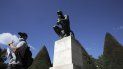 Un visitante pasa junto a El pensador de Auguste Rodin en París el martes siete de julio de 2020. El Museo Rodin reabrió el martes tras haber pasado cuatro meses cerrado debido a la pandemia del coronavirus. Un visitante pasa junto a El pensador de Auguste Rodin en París el martes siete de julio de 2020. El Museo Rodin reabrió el martes tras haber pasado cuatro meses cerrado debido a la pandemia del coronavirus.