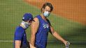 En foto del domingo 5 de julio de 2020 el pitcher de los Dodgers de Los Ángeles Clayton Kershaw y su compañero Walker Buehler en los entrenamientos de primavera. En foto del domingo 5 de julio de 2020 el pitcher de los Dodgers de Los Ángeles Clayton Kershaw y su compañero Walker Buehler en los entrenamientos de primavera.