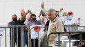 El presidente mexicano Andrés Manuel López Obrador saluda a sus simpatizantes en Lázaro Cárdenas, Quintana Roo, México, el lunes 1 de junio de 2020. El presidente mexicano Andrés Manuel López Obrador saluda a sus simpatizantes en Lázaro Cárdenas, Quintana Roo, México, el lunes 1 de junio de 2020.