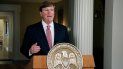 El gobernador de Mississippi, Tate Reeves, pronuncia un discurso televisado antes de firmar una iniciativa para retirar la última bandera estatal con el emblema confederado en Estados Unidos, durante una ceremonia en la mansión del gobernador en Jackson, Mississippi. El gobernador de Mississippi, Tate Reeves, pronuncia un discurso televisado antes de firmar una iniciativa para retirar la última bandera estatal con el emblema confederado en Estados Unidos, durante una ceremonia en la mansión del gobernador en Jackson, Mississippi.