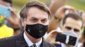 En esta imagen de archivo del 25 de mayo de 2020, el presidente de Brasil, Jair Bolsonaro, con mascarilla durante la pandemia de coronavirus a su salida de su residencia oficial, el palacio de Alvorada, en Brasilia, Brasil. Bolsonaro dijo el martes 7 de julio que había dado positivo en COVID-19, tras meses restando importancia a la gravedad de la pandemia mientras las muertes se acumulaban en el país. En esta imagen de archivo del 25 de mayo de 2020, el presidente de Brasil, Jair Bolsonaro, con mascarilla durante la pandemia de coronavirus a su salida de su residencia oficial, el palacio de Alvorada, en Brasilia, Brasil. Bolsonaro dijo el martes 7 de julio que había dado positivo en COVID-19, tras meses restando importancia a la gravedad de la pandemia mientras las muertes se acumulaban en el país.