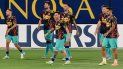 Jugadores del Barcelona calientan previo a un partido de LaLiga tras el parón por el coronavirus Jugadores del Barcelona calientan previo a un partido de LaLiga tras el parón por el coronavirus
